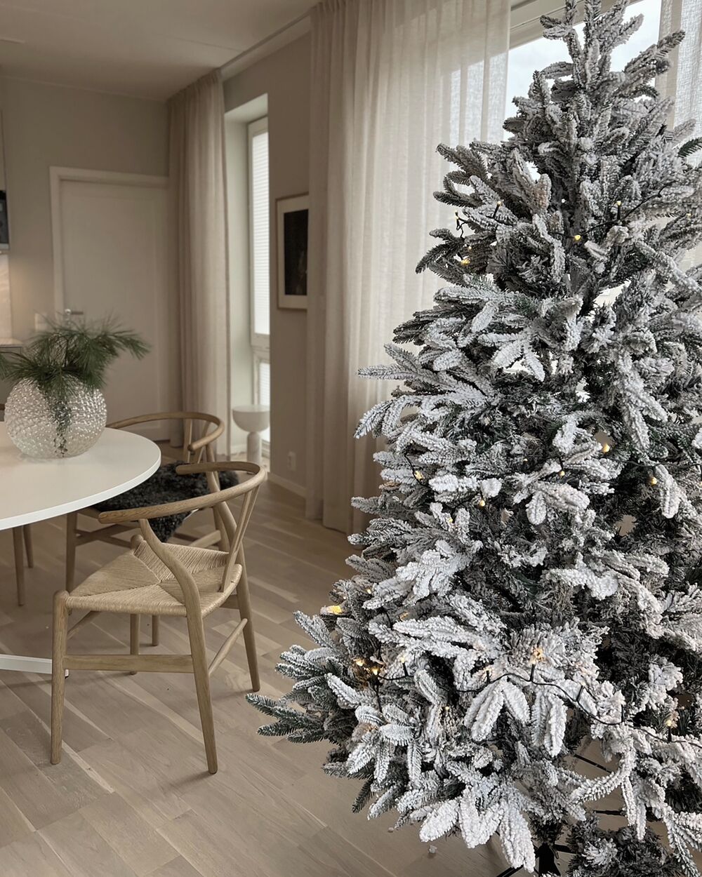 Snowy Christmas Tree 180 cm White BASSIE Beliani