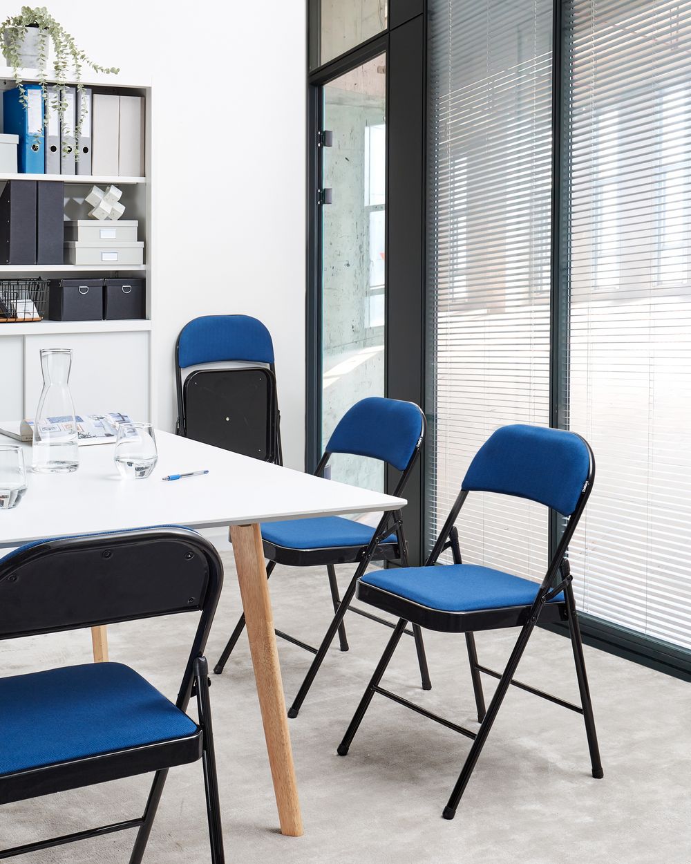 Set of 4 Folding Chairs Blue and Black SPARKS Beliani.cz