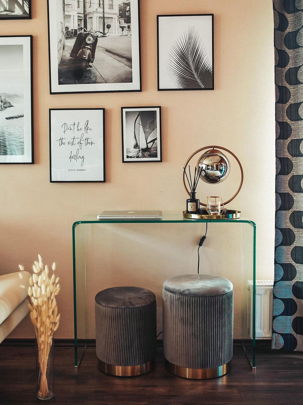 Beliani Set Di 2 Pouf Contenitore In Poliestere Grigio Talpa Con Imbottitura Trapuntata E Base Oro – Stile Retrò, Capienti E Senza Montaggio