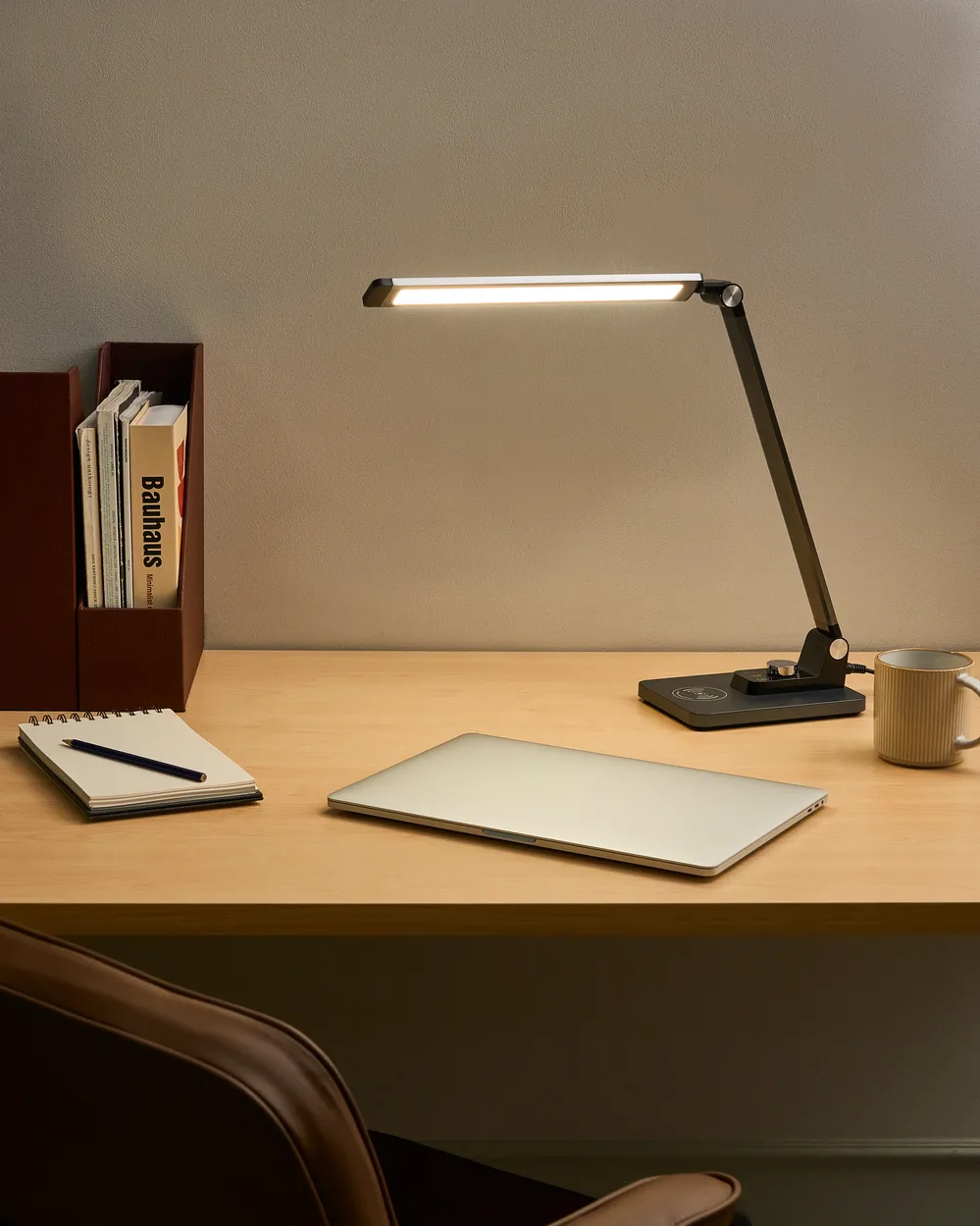 Lampa biurkowa LED ENIF Z ładowarką indukcyjną Czarny