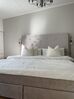 Zamatová kontinentálna posteľ 180 x 200 cm béžová CONSUL_832362