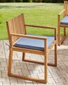 Conjunto de 8 sillas de jardín de madera de acacia certificada clara con cojines azul SASSARI II_923917