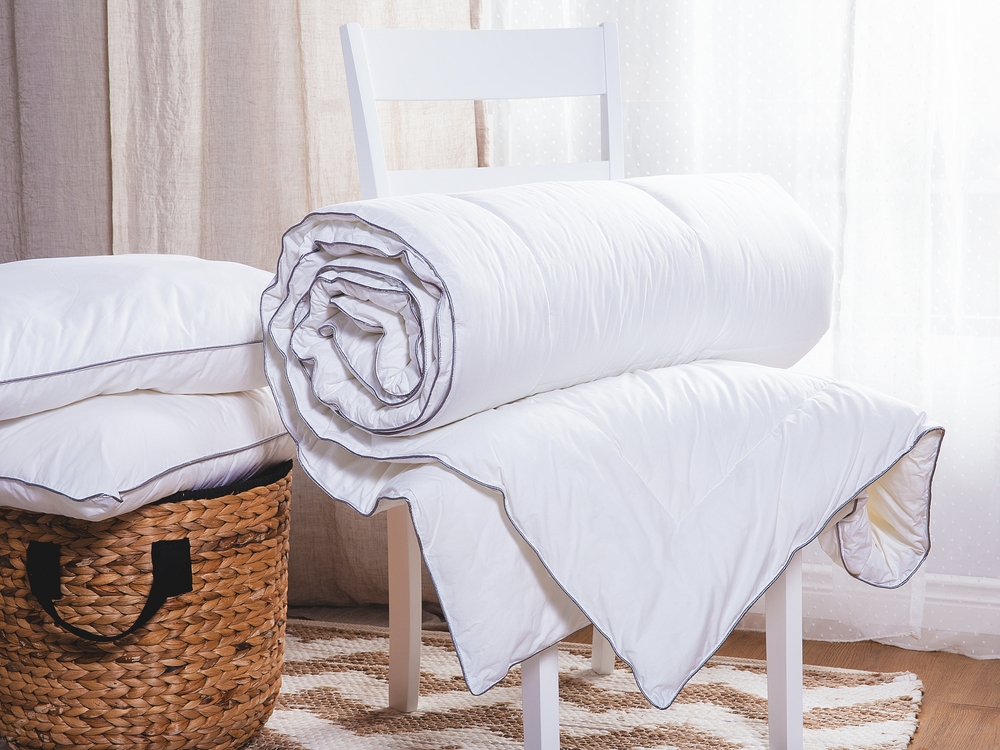 Polyester Double Size Double Layered Duvet All Season 200 x 220 cm HOWERLA Beliani