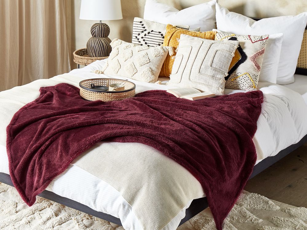 Blanket 125 x 150 cm Burgundy NAMDU Beliani