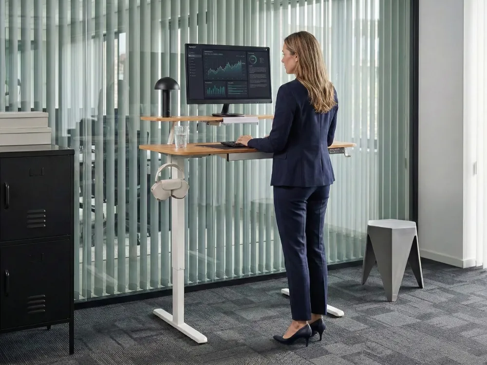 Biurko regulowane elektrycznie WILBANKS 120 cm 60 cm Z portem USB Jasny brąz/ biały_1031191