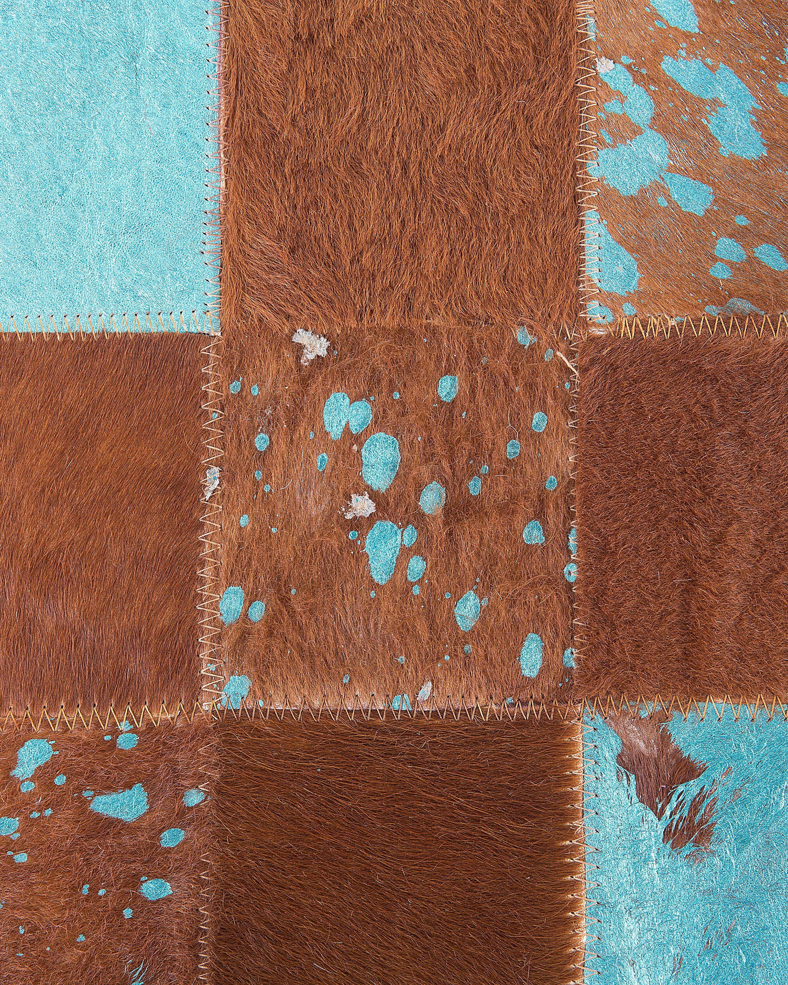 Tappeto patchwork in pelle marrone e blu 140 x 200 cm ALIAGA_493359