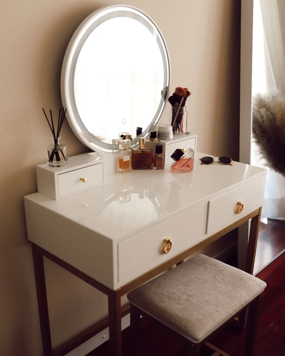 Dressing Table with Mirror and Stool AUXON LED White - Beliani.es Dressing Table with Mirror and Stool AUXON LED White - Beliani.es