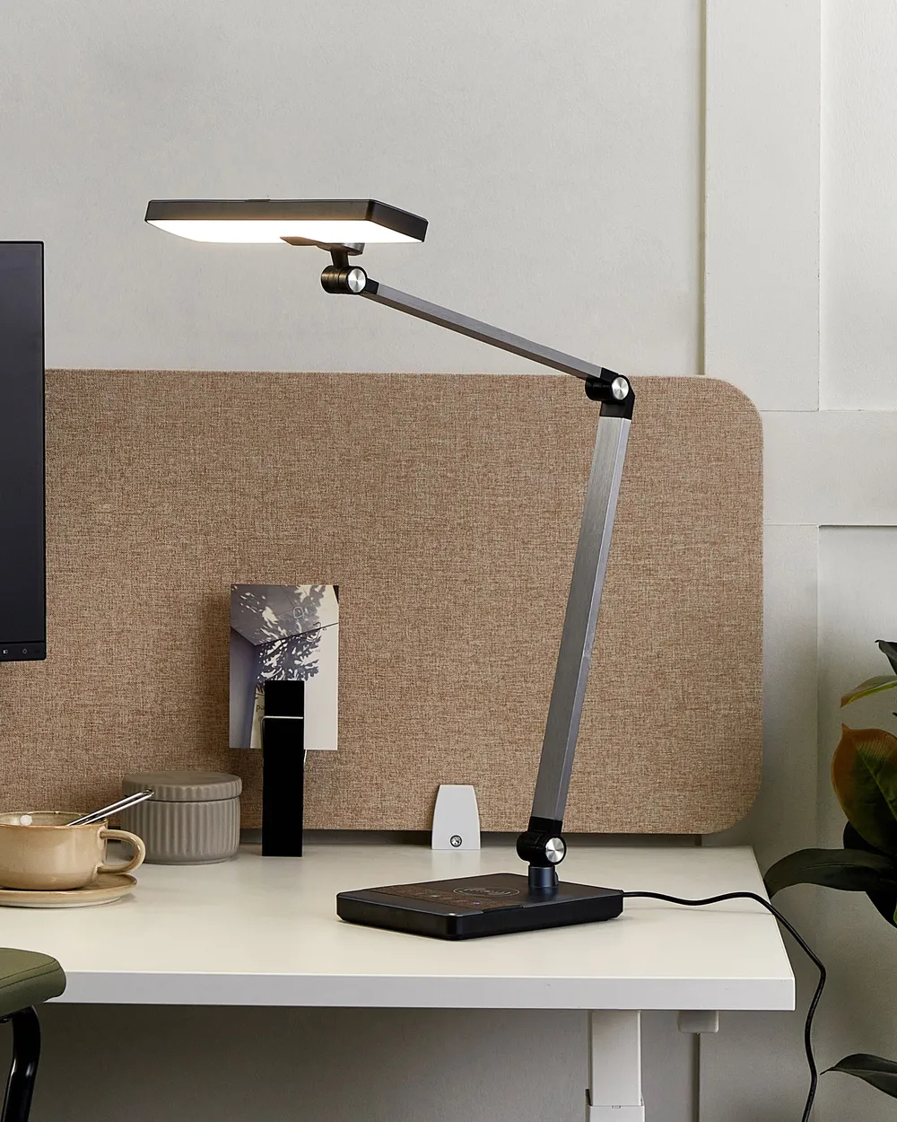 Lampada Da Scrivania A LED Beliani, Nera, Touch Con Dimmer, Braccio Regolabile, 7W, 450 Lumen, 3 Temperature Di Luce, 48 Cm