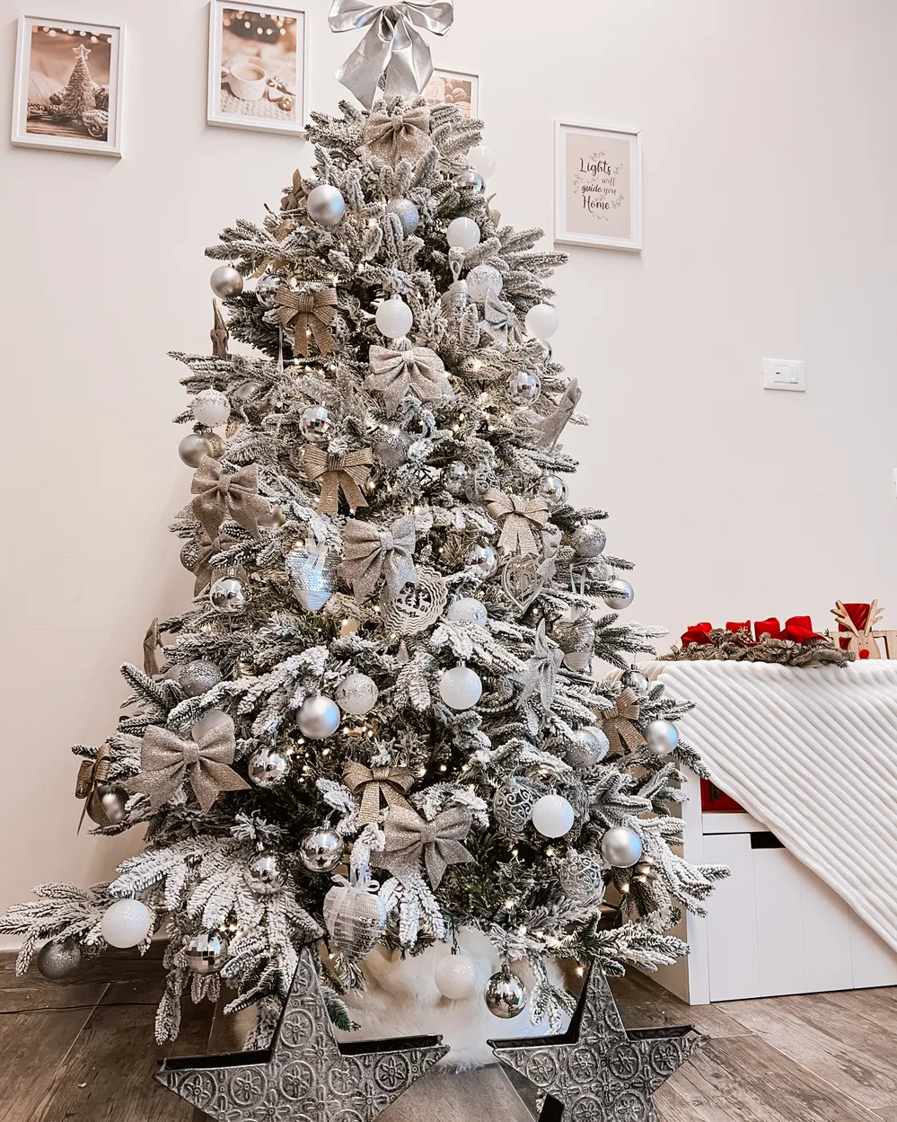Sapin De Noël Artificiel Enneigé 180 Cm - Très Touffu Avec Neige Réaliste Et Base En Fer