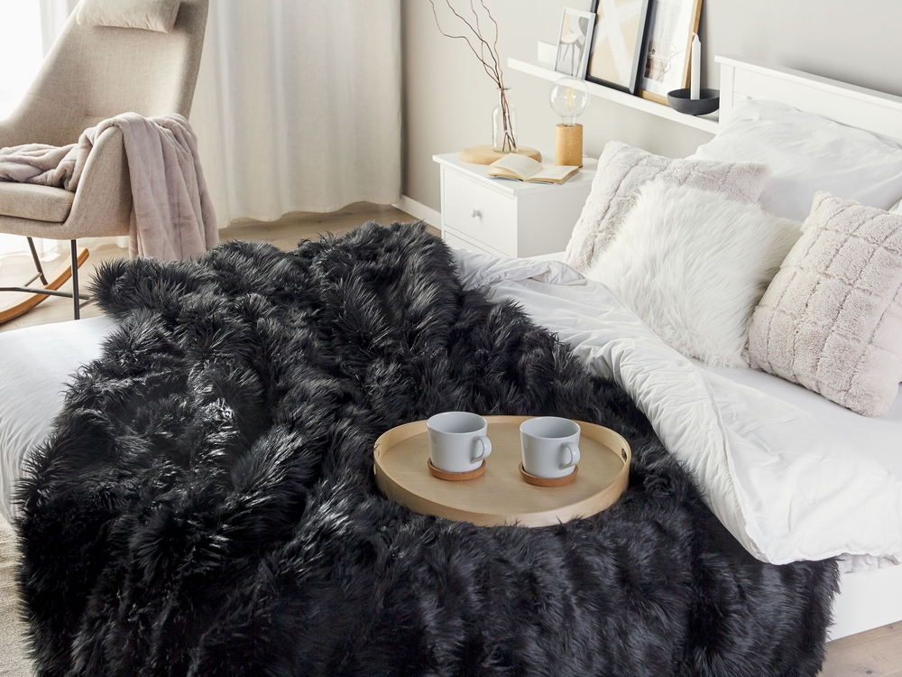 Faux Fur Bedspread 200 x 220 cm Black DELICE Beliani.at