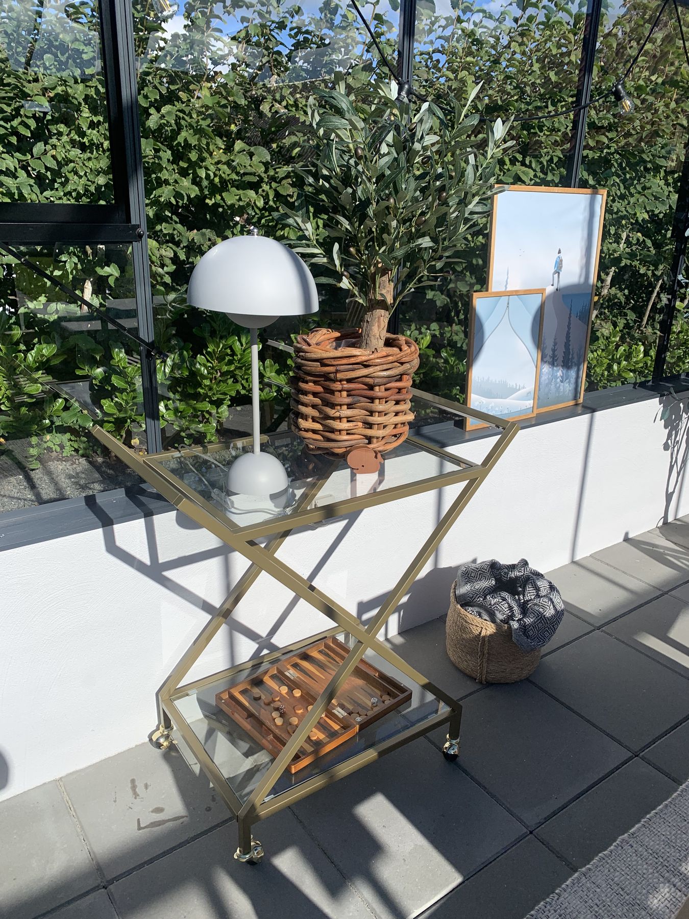 Metalowy wózek kuchenny 2-poziomowy ze szklanym blatem złoty IVERA_831781