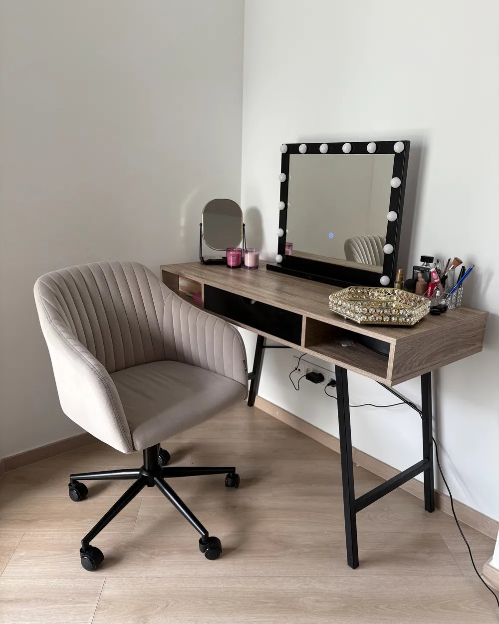 VINGLI Sedia Da Toeletta Moderna In Velluto Bianco - Con Schienale Alto E Ruote Silenziose - Sedia Da Scrivania Ergonomica Per Ragazze