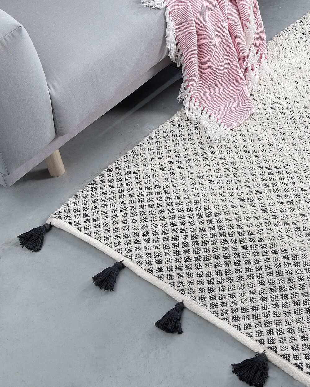 Area Rug 140 x 200 cm Black and White GEMLIK - Beliani.pl