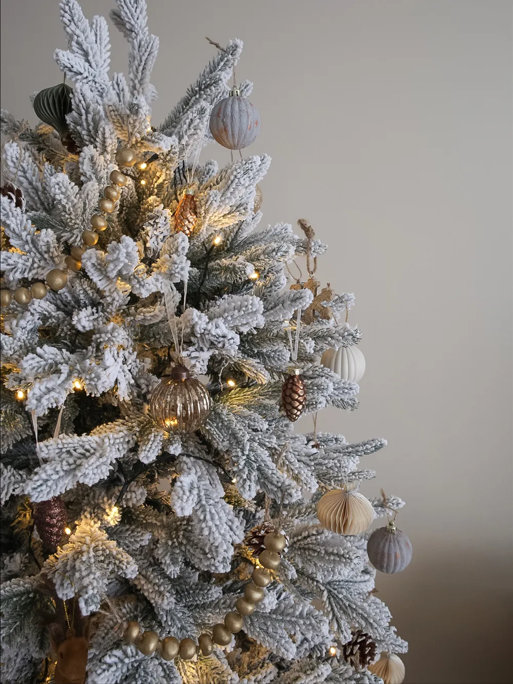 Künstlicher Weihnachtsbaum mit Schnee FORAKER 180 cm Weiß