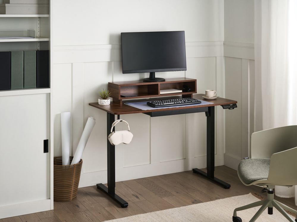 Escritorio de altura regulable eléctrico LUCAMA 120 cm 60 cm con puerto USB Marrón/Negro