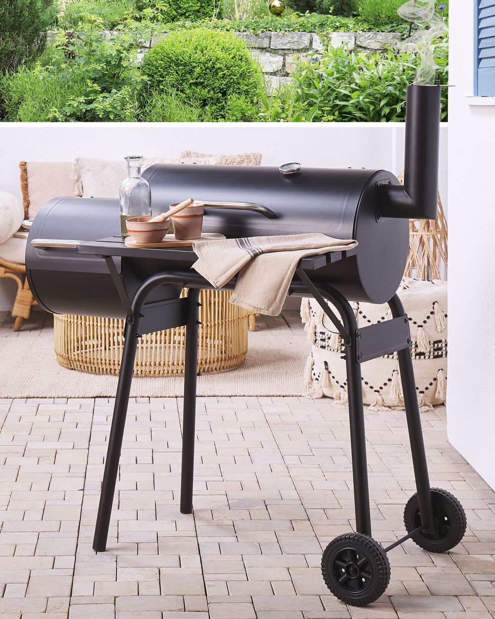 Charcoal bbq grill with smoker top