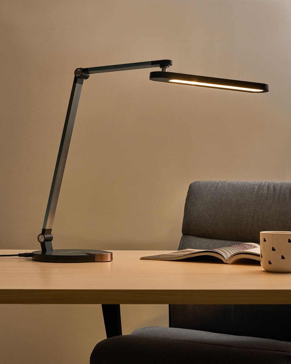 LED skrivebordslampe CAROY Med trådløs oplader Sort