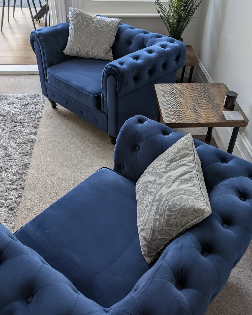 Poltrona Chesterfield in ecopelle con cuscino spesso - gambe in metallo