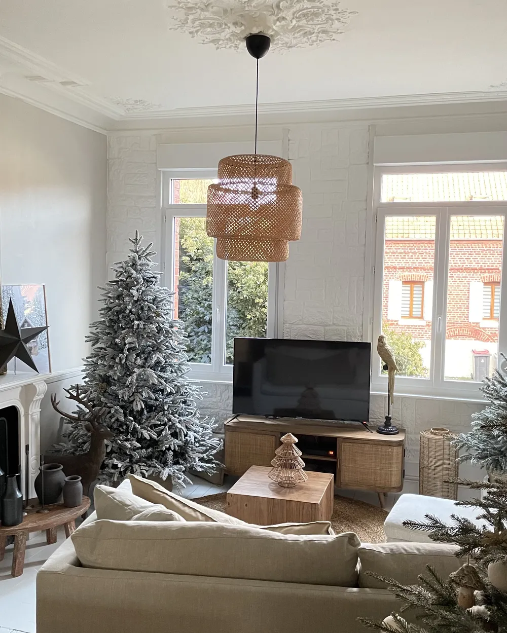Knstlicher Weihnachtsbaum mit Schnee BASSIE 210 cm Wei - Beliani.at