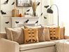 2 welurowe poduszki dekoracyjne z motywem w buty wiedźmy 45 x 45 cm pomarańczowe COVASNA_830230