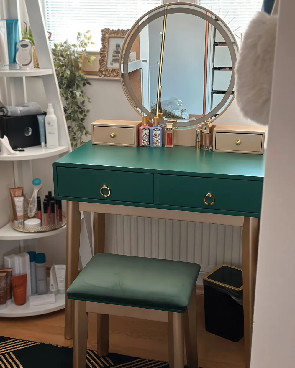Dressing Table with Mirror and Stool FEDRY LED Emerald Green - Beliani.cz Dressing Table with Mirror and Stool FEDRY LED Emerald Green - Beliani.cz