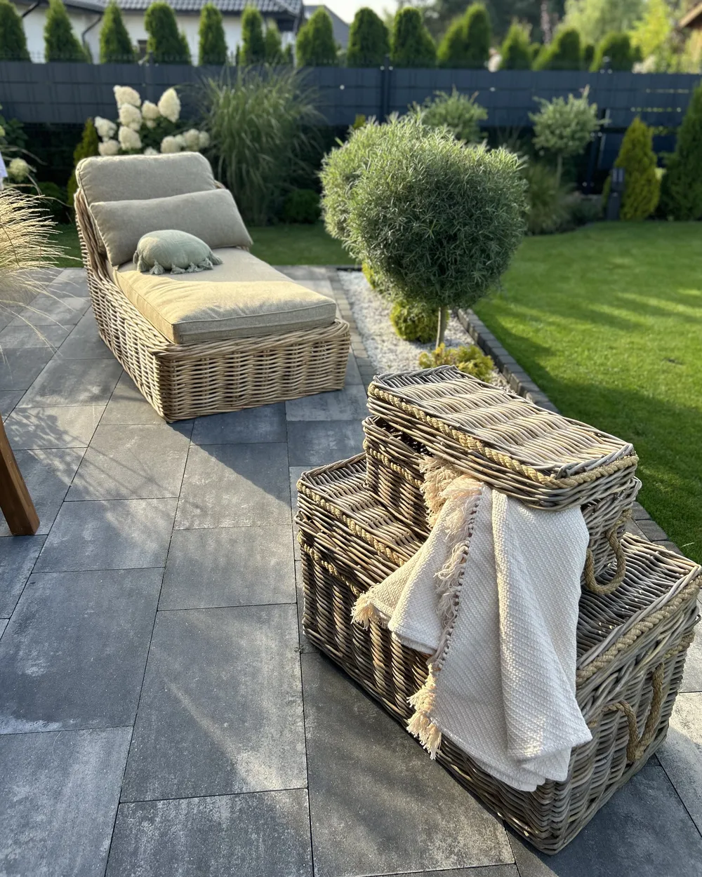 Leżak ogrodowy z poduszką BELSITO Rattan Naturalny_940042