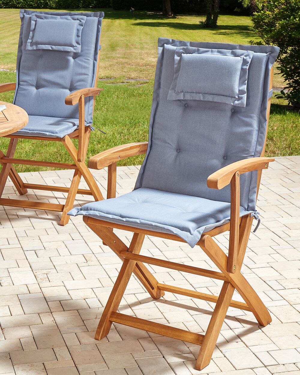 Set of 2 Garden Folding Chairs with Blue Cushions MAUI II Beliani.cz