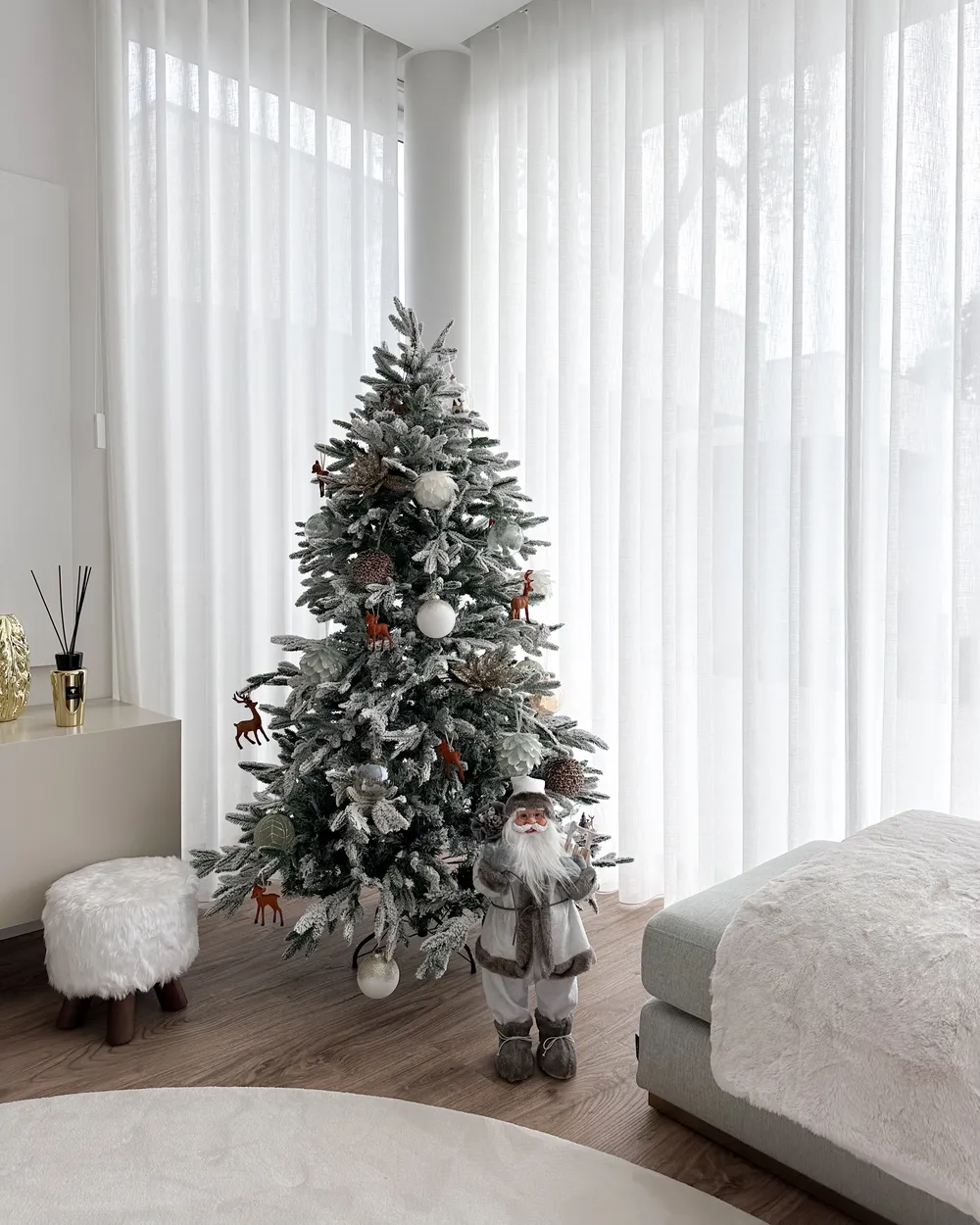 Ośnieżona sztuczna choinka świąteczna BASSIE 120 cm Biały_884964