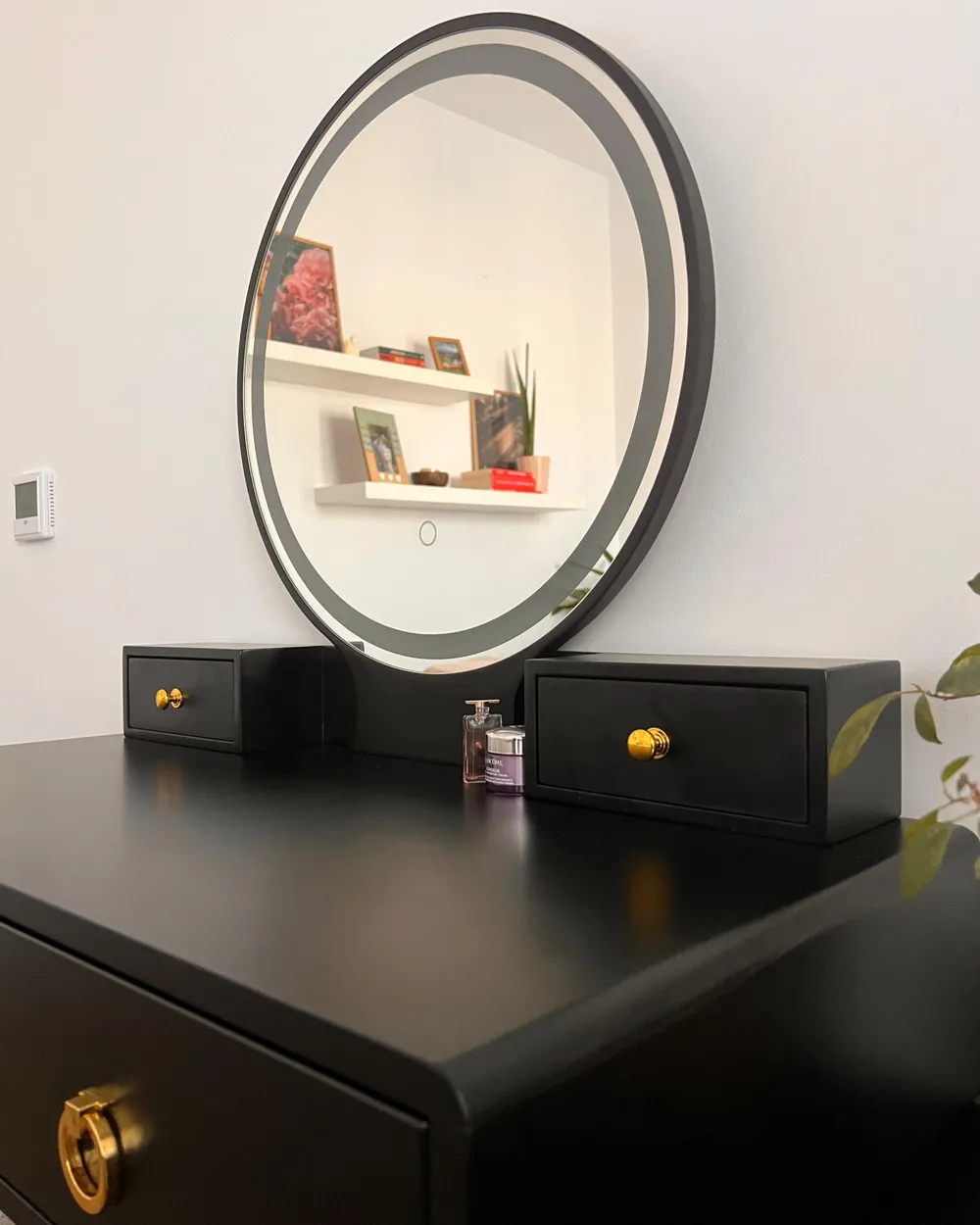 Jinsiy aloqa Ular birin-ketin kelib, ichkariga kirishdi.