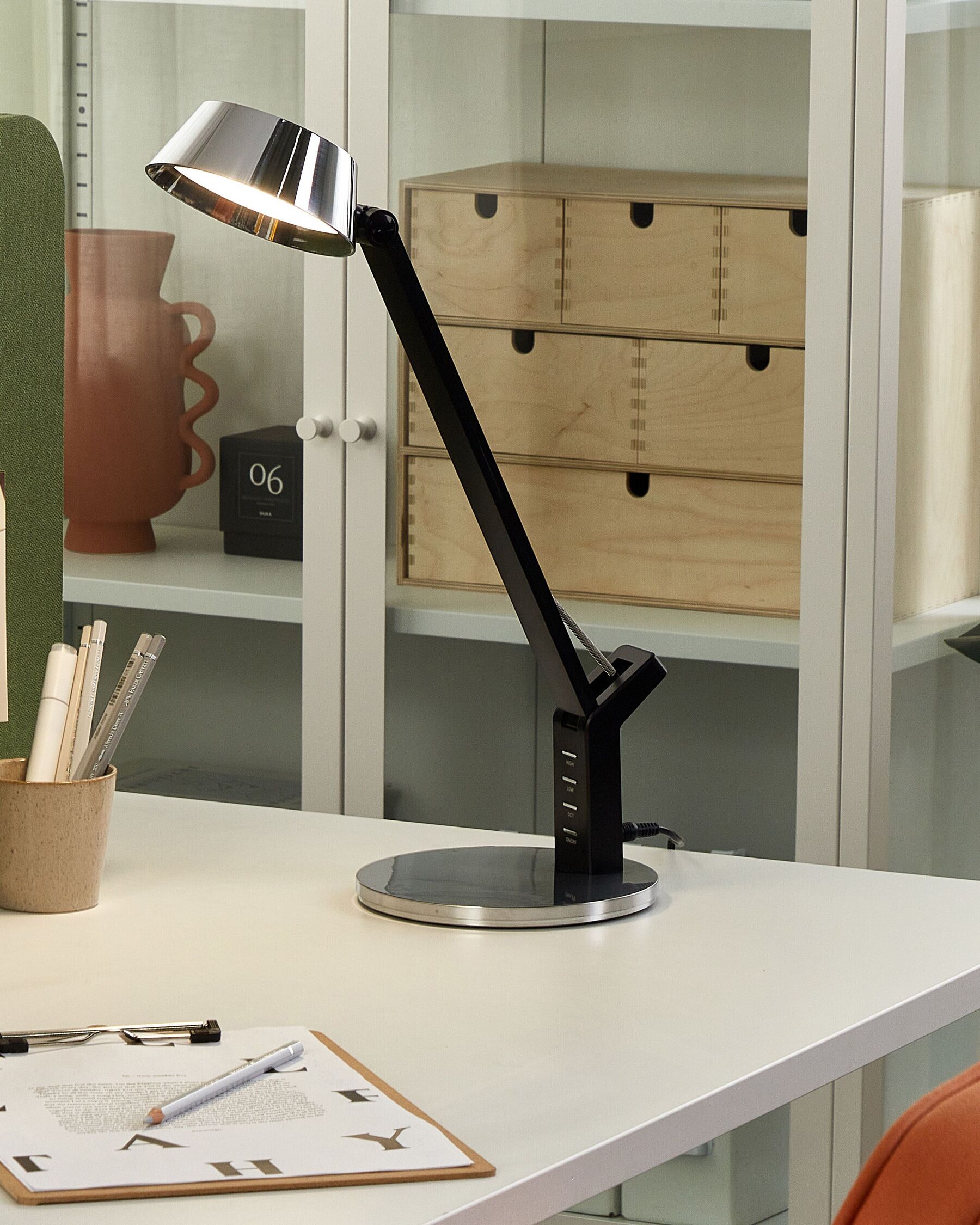 LED bordlampe med USB-port metall sølv CHAMAELEON_854100